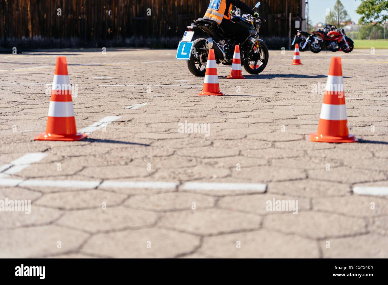 Équitation entre les cônes, leçon à l'école de moto Banque D'Images