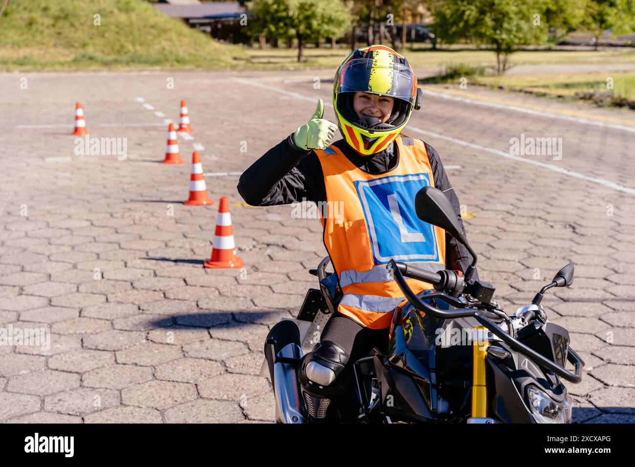 Jeunes femmes heureuses conduisant des motos, des voitures, des camions et des scooters et apprenant les règles de circulation pour passer les examens de permis de conduire. Banque D'Images