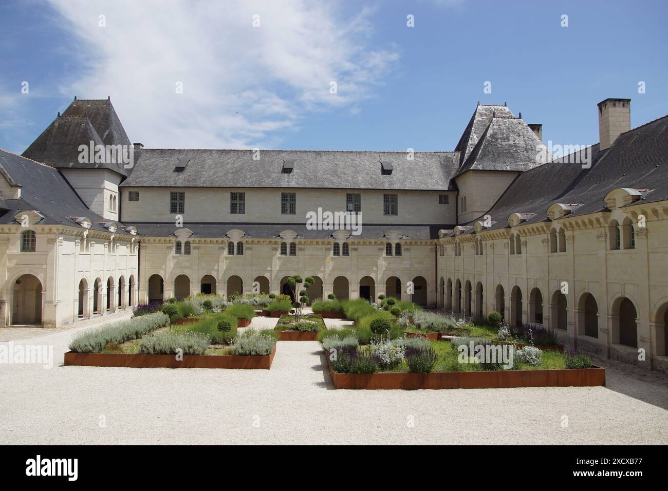 Cour, jardins avec bordure en acier corten, chapelle Benedict et infirmerie. Abbaye de Fontevraud, Vallée de la Loire, France. Juin, été Banque D'Images