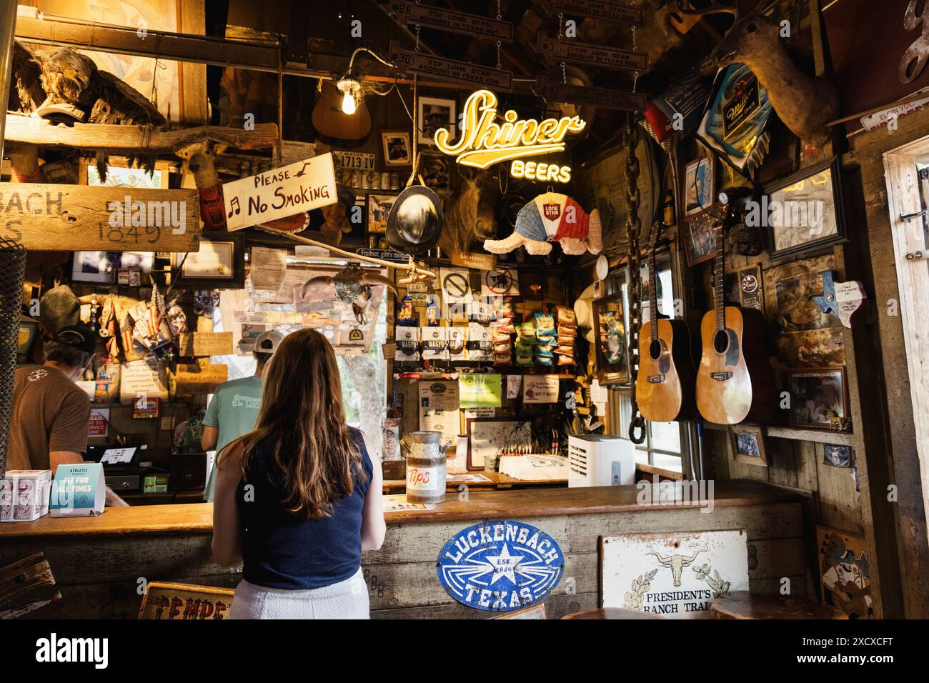 Intérieur du bar à l'intérieur du magasin Genaral à Luckenbach, Texas, États-Unis Banque D'Images