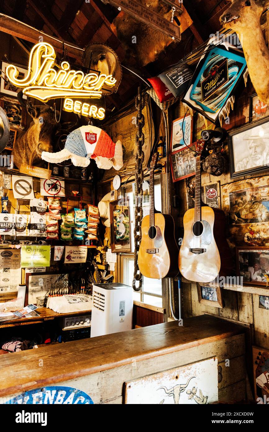Intérieur du bar à l'intérieur du magasin général à Luckenbach, Texas, États-Unis Banque D'Images