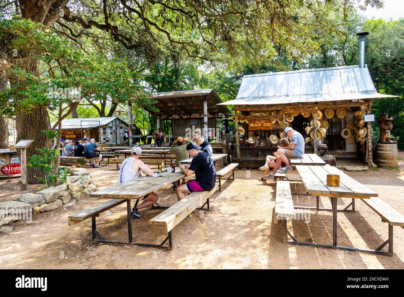 Les gens appréciant la musique country live à Luckenbach, Texas, États-Unis Banque D'Images