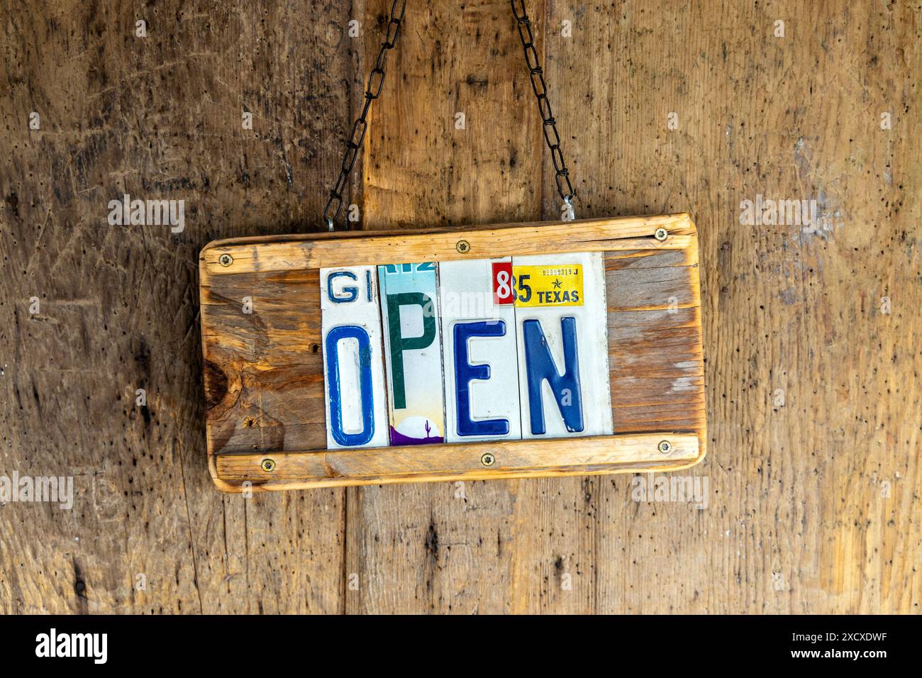 Ouvrez le panneau sur la porte du bureau de poste américain / magasin général à Luckenbach, Texas, États-Unis Banque D'Images