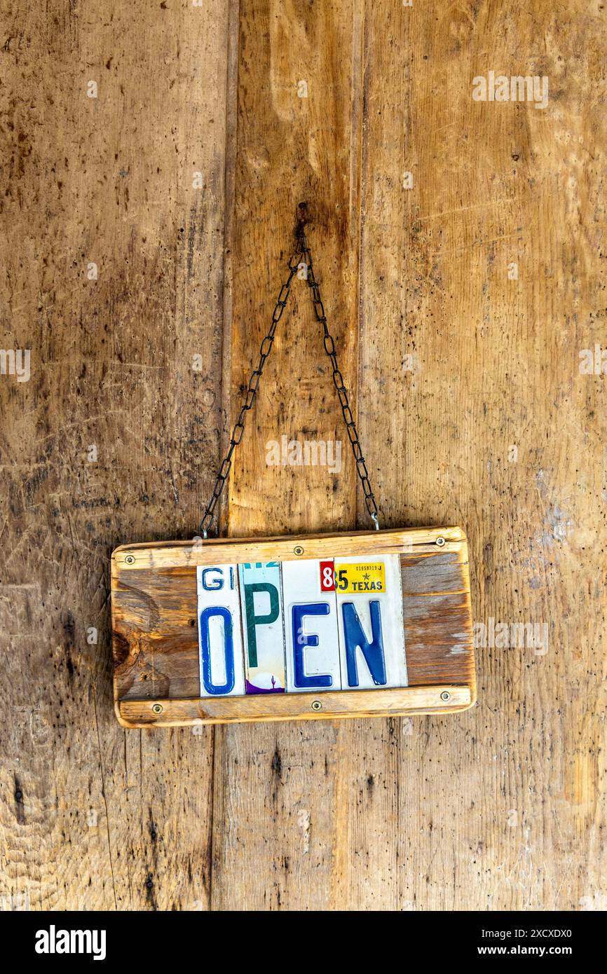 Ouvrez le panneau sur la porte du bureau de poste américain / magasin général à Luckenbach, Texas, États-Unis Banque D'Images