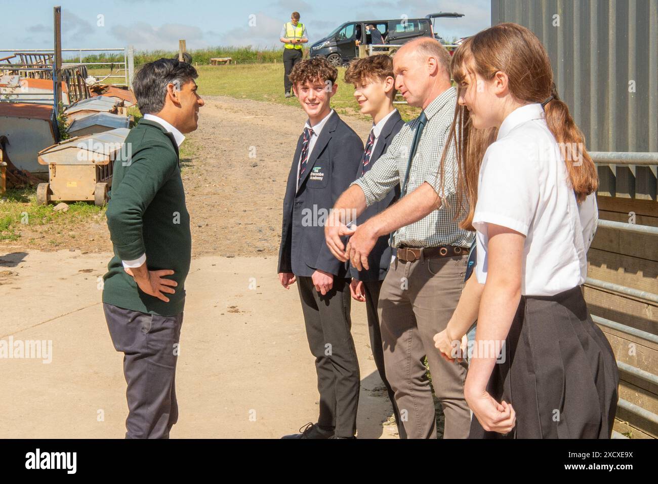Le premier ministre, Rishi Sunak, rencontre un agriculteur et sa famille Banque D'Images