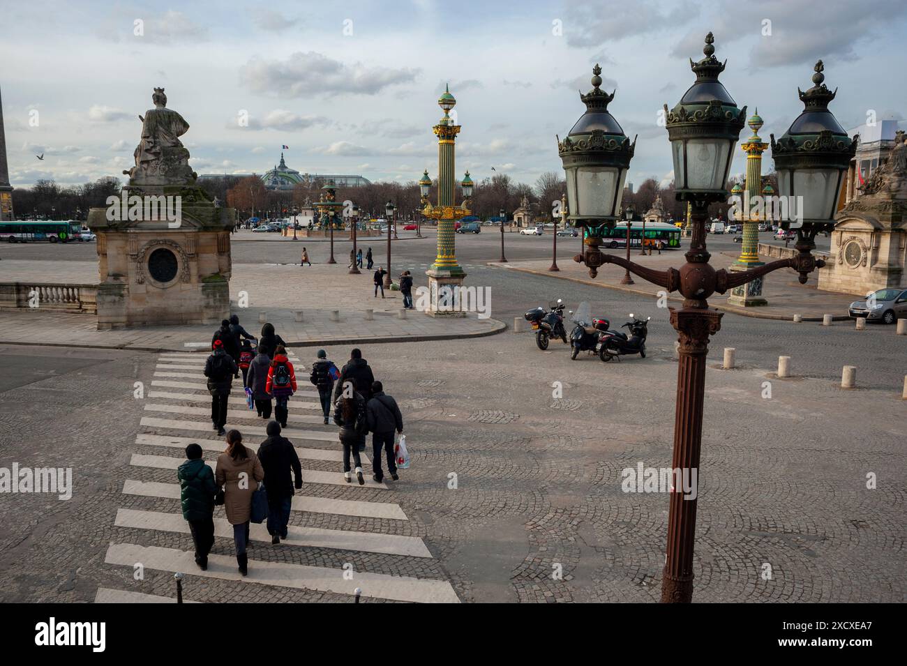 Paris, France, Grand angle, vue grand angle, scènes de rue, monuments français, 'place de la Concorde', foule diurne de gens traversant la rue, lampe Banque D'Images
