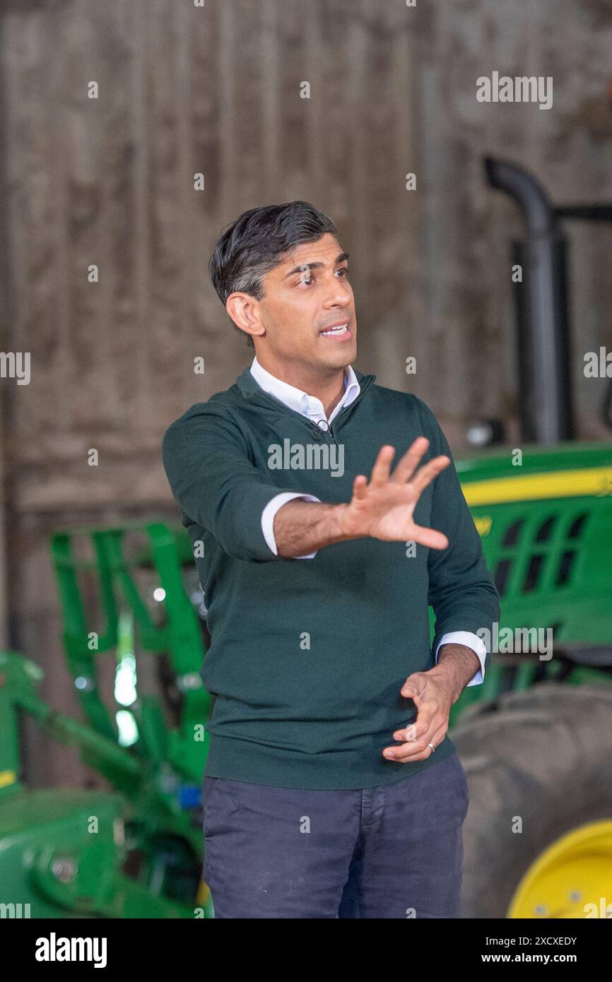 Le premier ministre, Rishi Sunak, s'adressant aux agriculteurs du Devon Banque D'Images