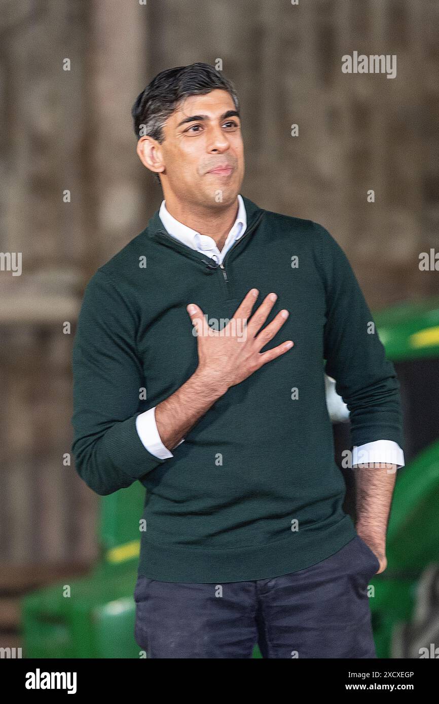 Le premier ministre, Rishi Sunak, s'adressant aux agriculteurs du Devon Banque D'Images