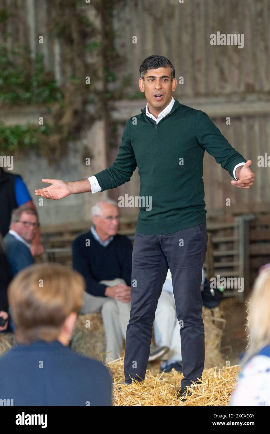 Le premier ministre, Rishi Sunak, s'adressant aux agriculteurs du Devon Banque D'Images