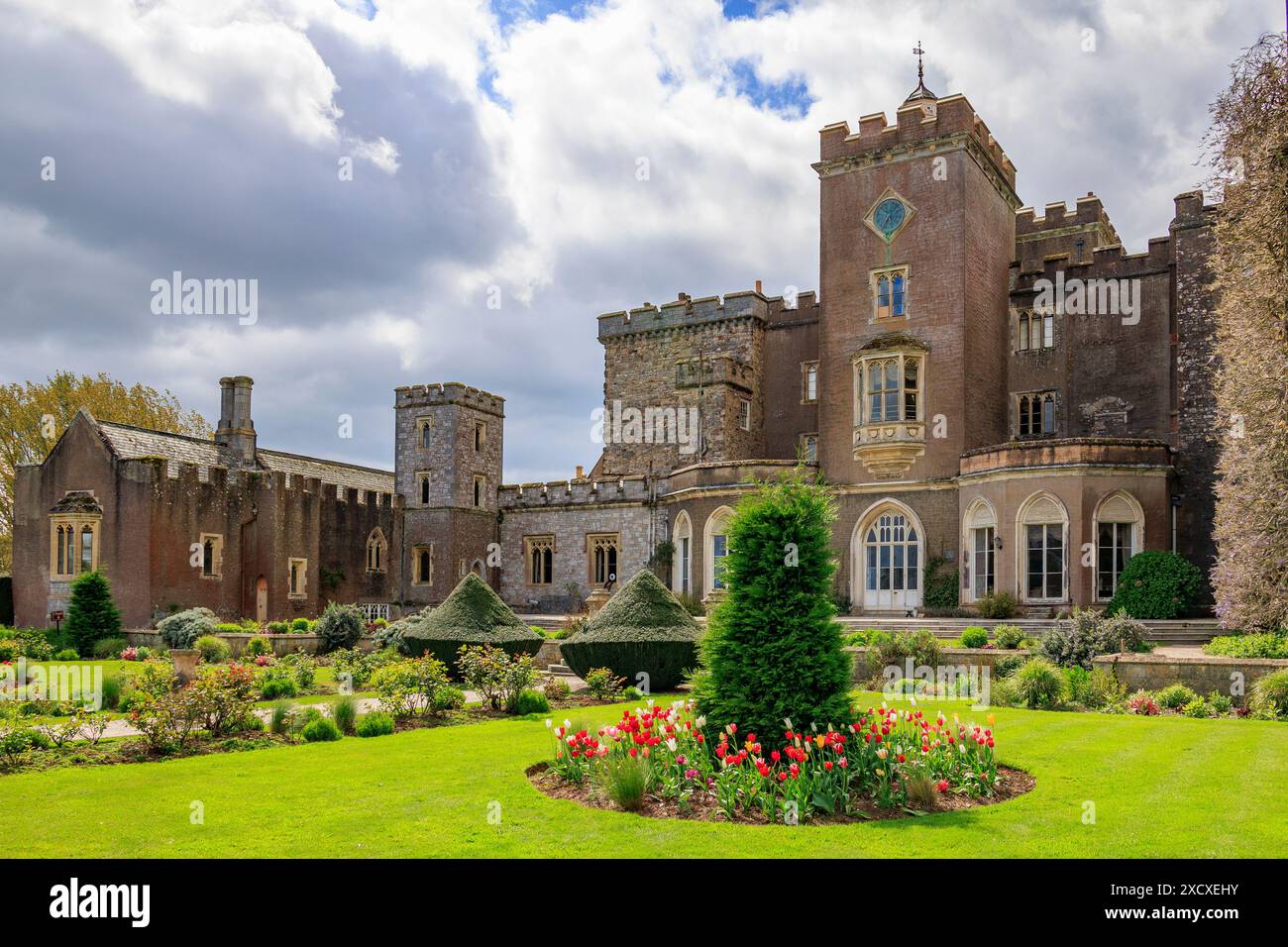 La roseraie du château de Powderham, demeure des comtes du Devon à Kenton, près d'Exeter, Devon, Angleterre, Royaume-Uni Banque D'Images