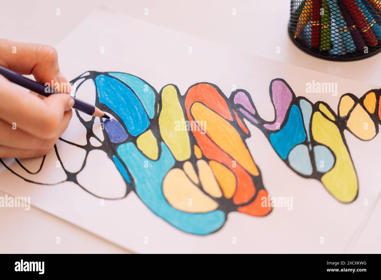 Lady peint sur un dessin sur une feuille blanche avec des crayons de couleur Banque D'Images