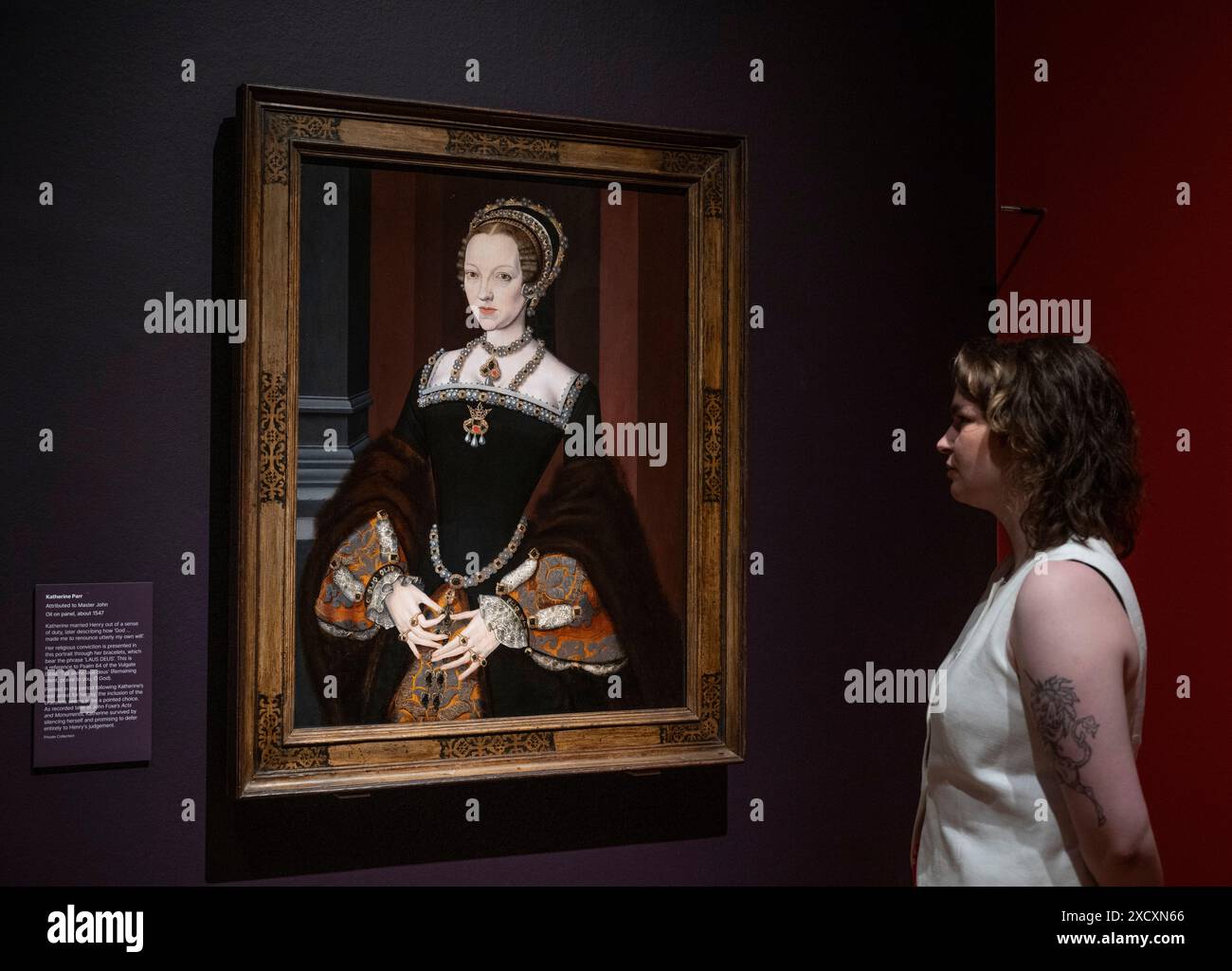 National Portrait Gallery, Londres, Royaume-Uni. 19 juin 2024. L’exposition six Lives, The Stories of Henry VIII’s Queens (20 juin-8 septembre) retrace la représentation de Katherine d’Aragon, Anne Boleyn, Jane Seymour, Anne de Clèves, Katherine Howard et Katherine Parr à travers l’histoire et la culture populaire au cours des siècles depuis qu’elles ont vécu, à partir de peintures historiques, dessins et éphémères, à la photographie contemporaine, au costume et au cinéma. Image : Katherine Parr attribuée à Maître John, v. 1547-8. Collection privée, Londres. Crédit : Malcolm Park/Alamy Live News Banque D'Images