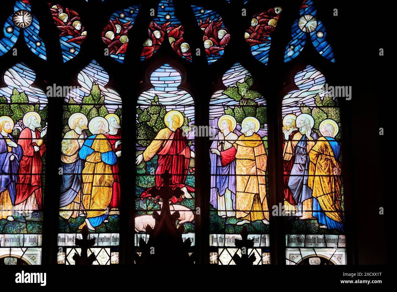 Représentation de l'ascension de Jésus-Christ au ciel, surveillée par ses onze disciples, dans l'église des Saints Pierre et Paul à la ville marchande d'Uppingham. Banque D'Images