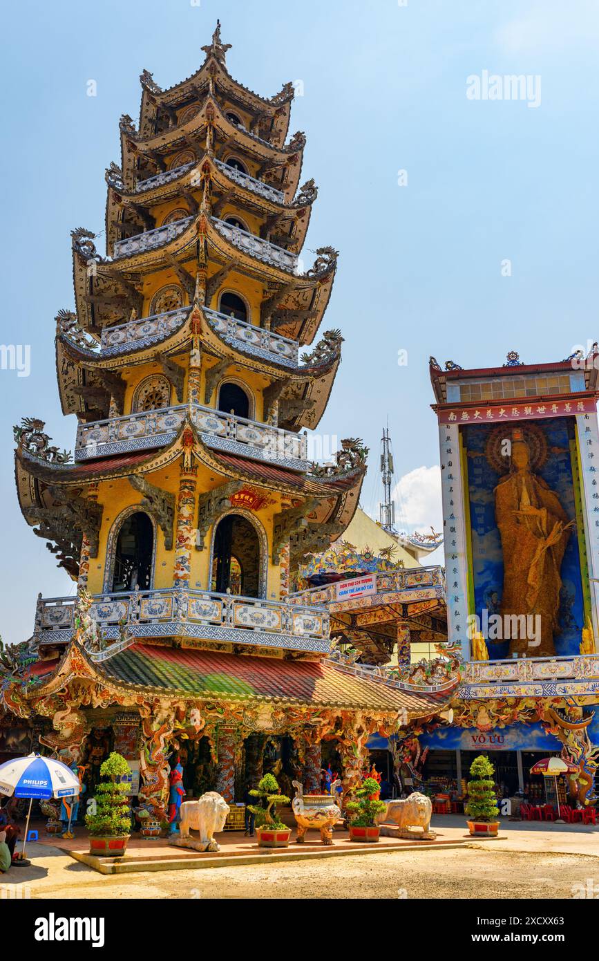 Da Lat, Vietnam - 20 mars 2015 : Linh Phuoc Pagoda en style mosaïque à partir de tessons de verre, de poterie et de porcelaine dans la ville de Da Lat (Dalat), Vietnam. Banque D'Images