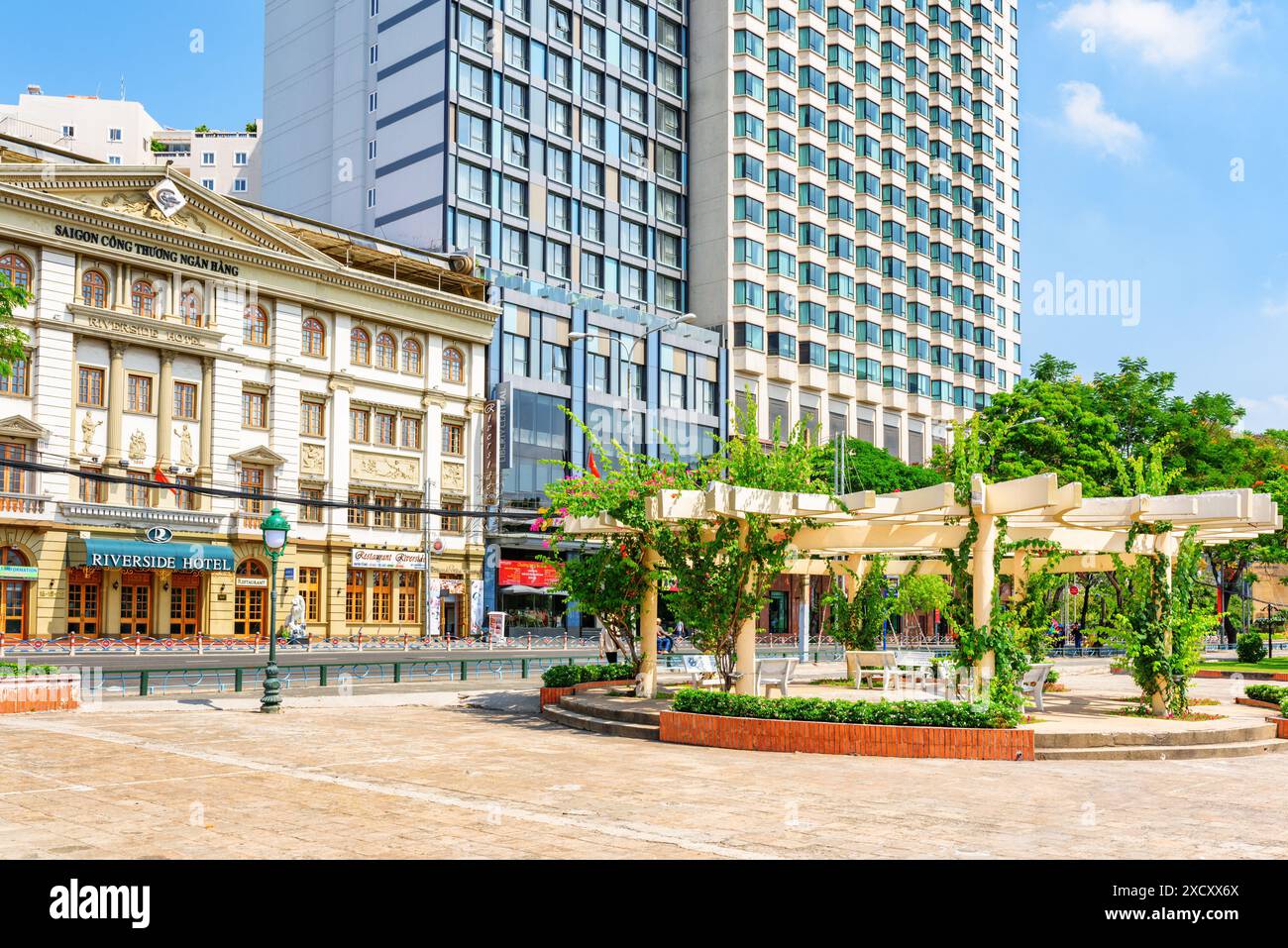 Ho Chi Minh-ville, Vietnam - 30 avril 2015 : parc pittoresque au bord de la rivière et hôtels en bord de mer dans le centre-ville de Saigon. Ho Chi Minh ville est un touriste populaire d Banque D'Images