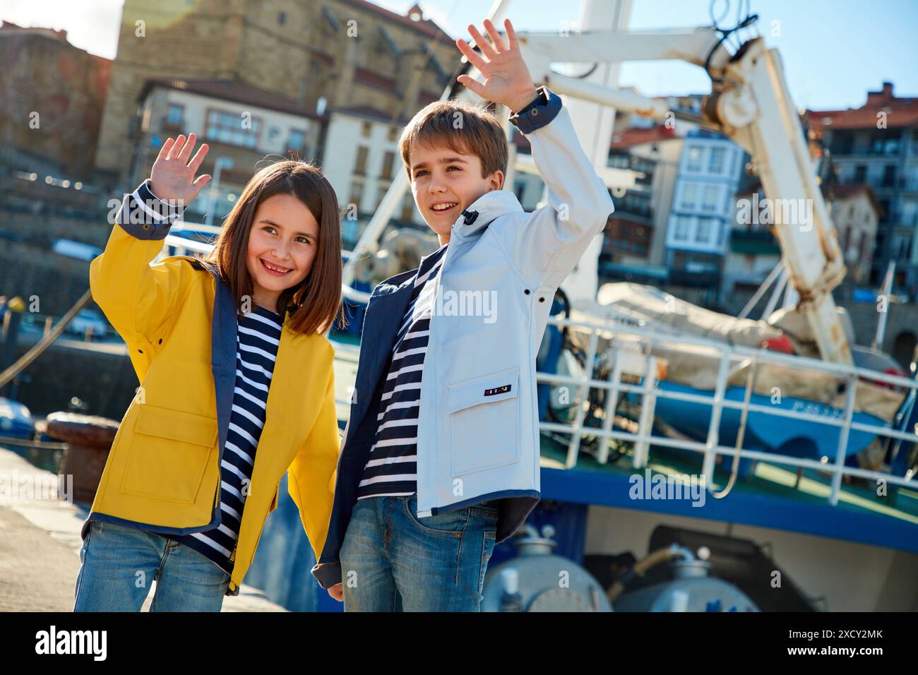 Les enfants avec l'imperméable, Port de Getaria, Gipuzkoa, Pays Basque, Espagne, Europe Banque D'Images