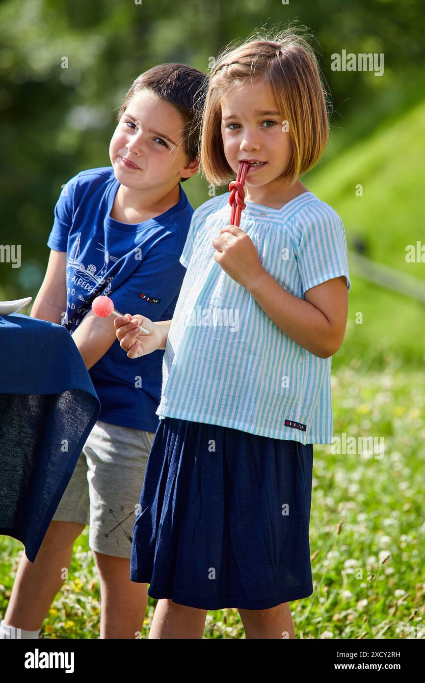 Girl eating candy, Getaria, Gipuzkoa, Pays Basque, Espagne Banque D'Images