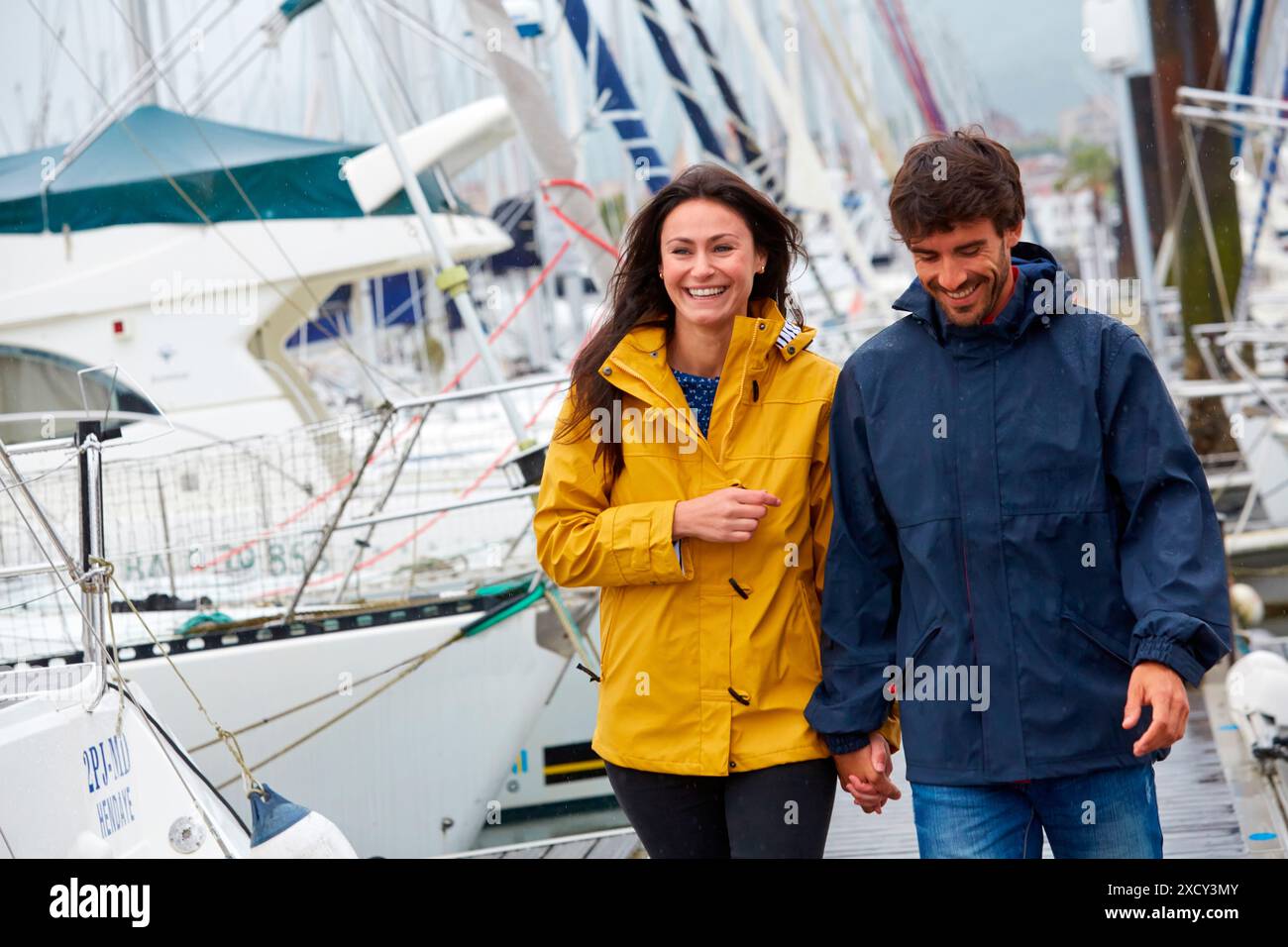Couple marchant. Pluie. Marina. Hendaye. Aquitaine. France. Banque D'Images