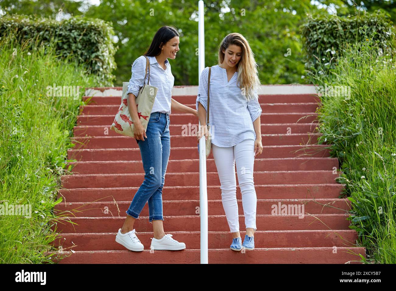 Deux femmes dans les escaliers, centre de vacances, Route de la Corniche, Hendaye, Aquitaine, Pays Basque, France Banque D'Images