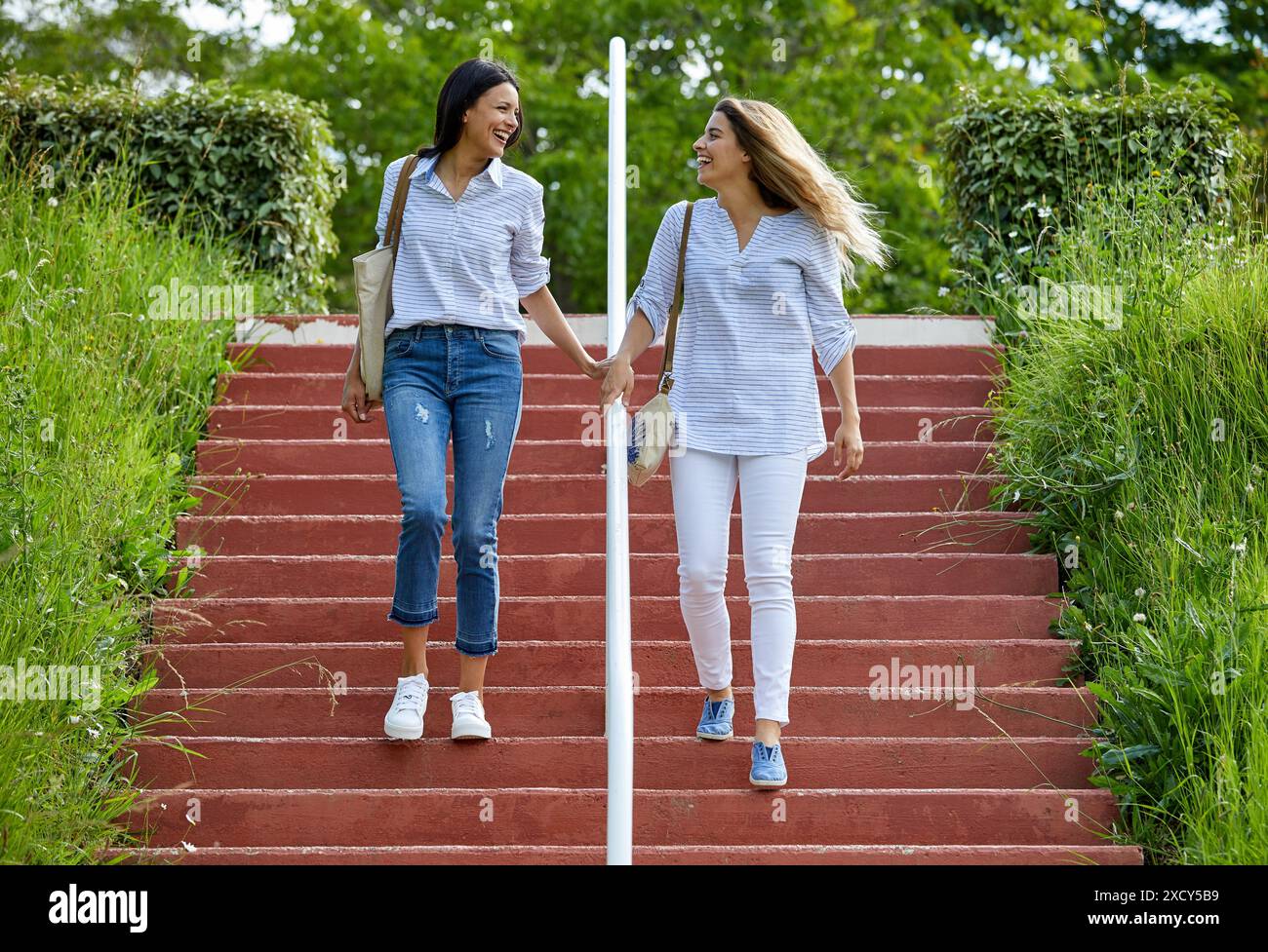 Deux femmes faisant descendre les escaliers, centre de vacances, Route de la Corniche, Hendaye, Aquitaine, Pays Basque, France Banque D'Images
