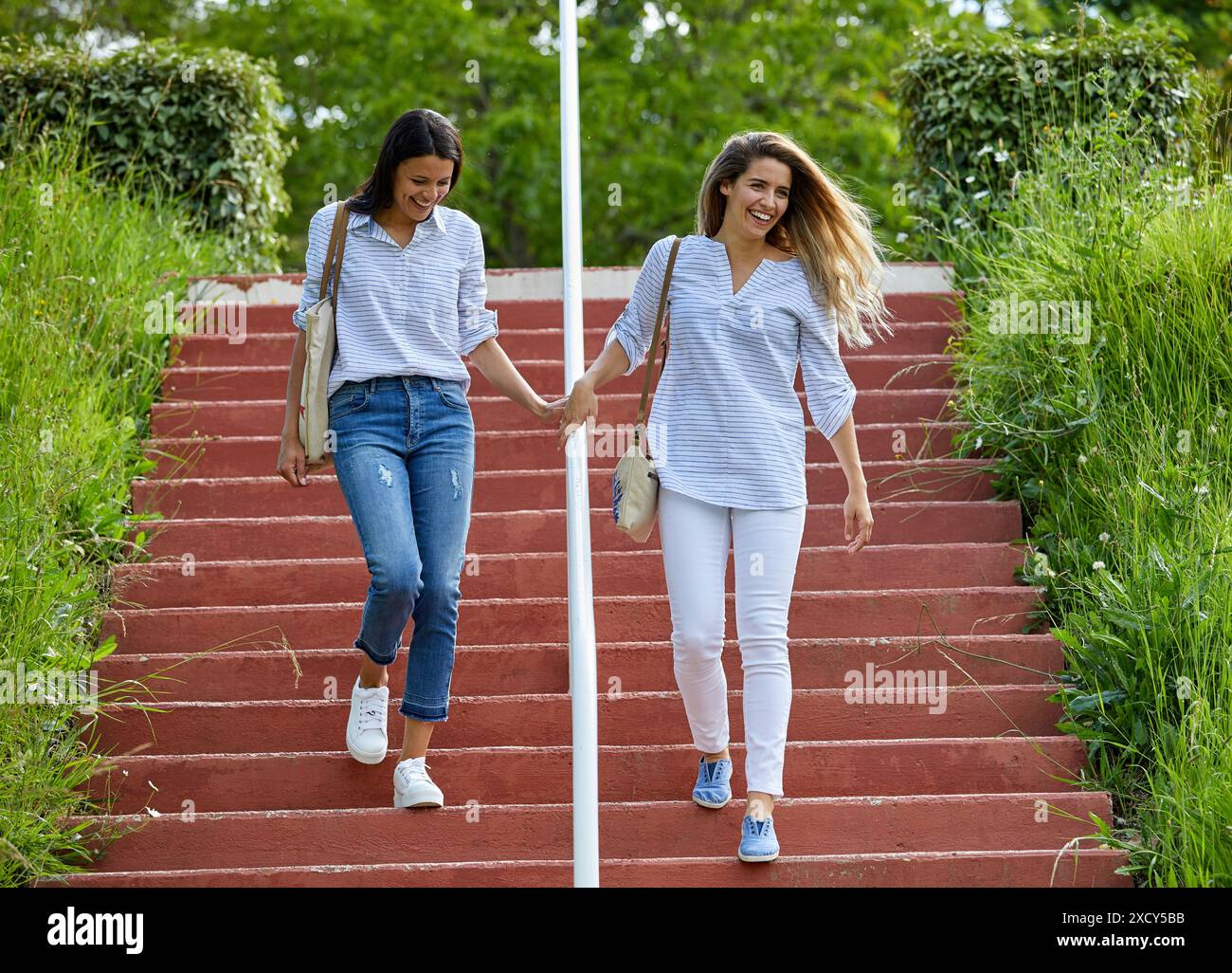 Deux femmes faisant descendre les escaliers, centre de vacances, Route de la Corniche, Hendaye, Aquitaine, Pays Basque, France Banque D'Images