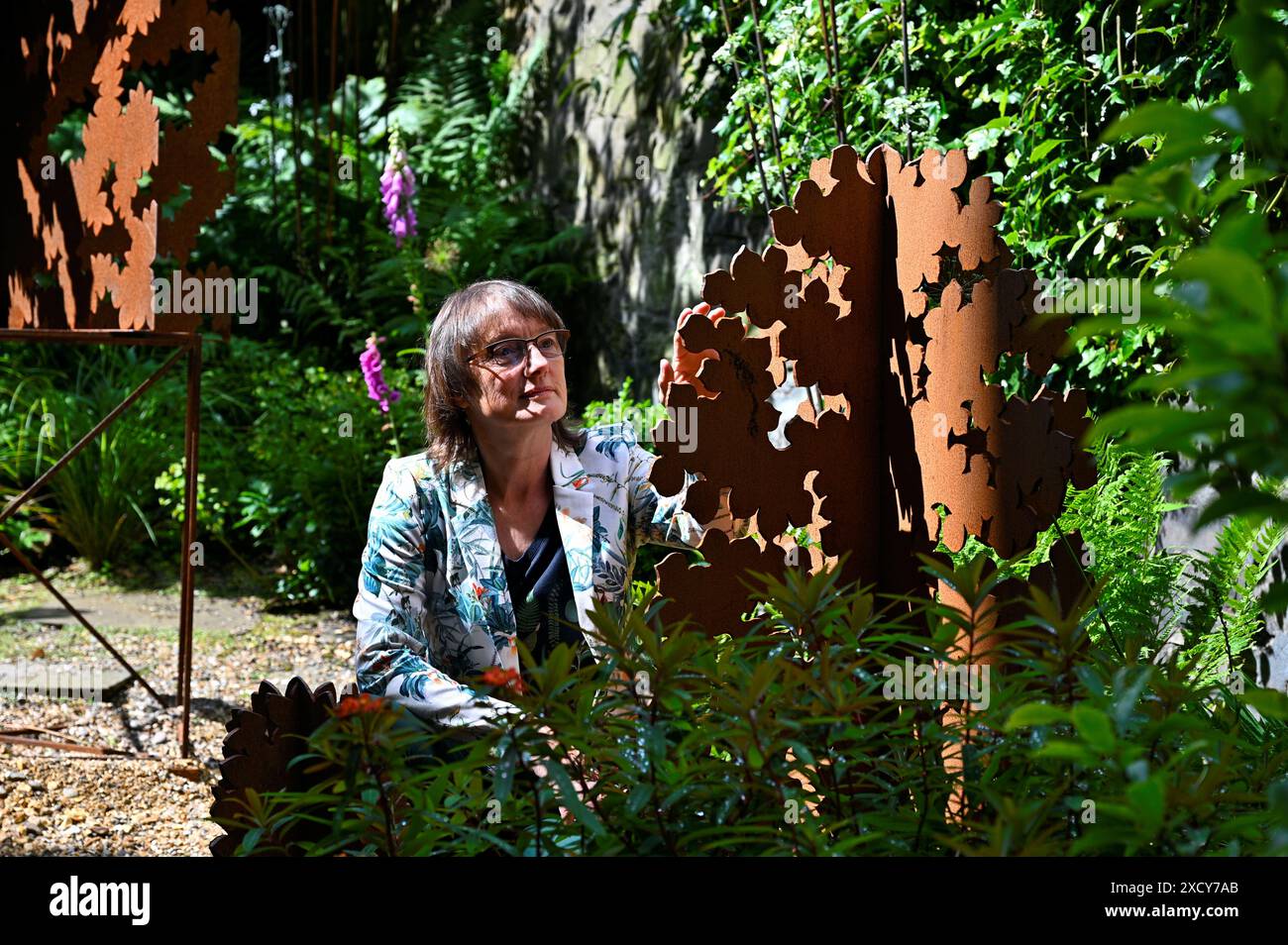 Édimbourg, Écosse, Royaume-Uni. 19 juin 2024. La Scottish Gallery de Dundas Street, nouvelle exposition parmi les arbres. Andrea Geile avec ses sculptures exposées à la fois dans la Galerie et dans le jardin extérieur. Crédit : Craig Brown/Alamy Live News Banque D'Images