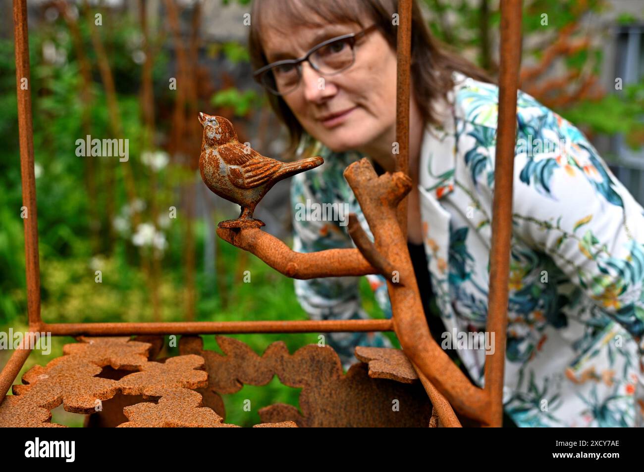 Édimbourg, Écosse, Royaume-Uni. 19 juin 2024. La Scottish Gallery de Dundas Street, nouvelle exposition parmi les arbres. Andrea Geile avec ses sculptures exposées à la fois dans la Galerie et dans le jardin extérieur. Andrea avec sa pièce intitulée 'Out and About'. Crédit : Craig Brown/Alamy Live News Banque D'Images