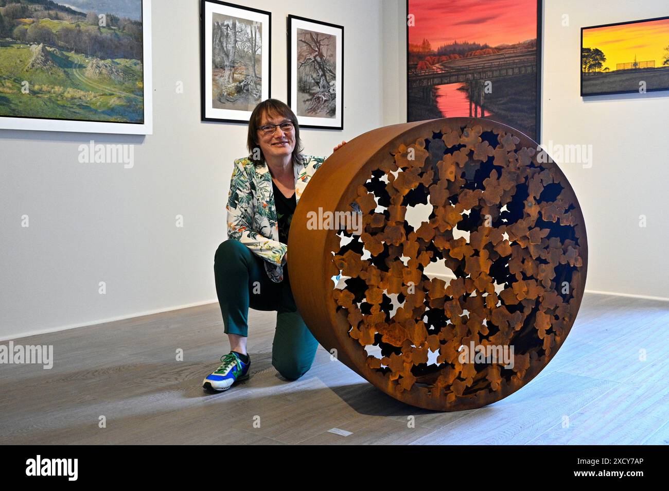 Édimbourg, Écosse, Royaume-Uni. 19 juin 2024. La Scottish Gallery de Dundas Street, nouvelle exposition parmi les arbres. Andrea Geile avec ses sculptures exposées à la fois dans la Galerie et dans le jardin extérieur. Andrea avec sa pièce intitulée 'Level the Field'. Crédit : Craig Brown/Alamy Live News Banque D'Images