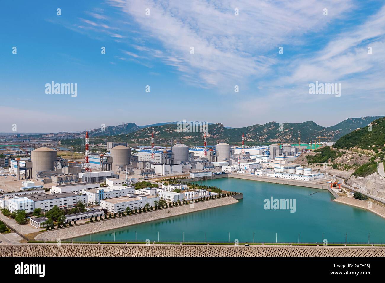 (240619) -- NANJING, 19 juin 2024 (Xinhua) -- une photo prise par un drone aérien en juin 2024 montre une vue de la centrale nucléaire de Tianwan dans la ville de Lianyungang, dans la province chinoise du Jiangsu. POUR ALLER AVEC « China Focus : China explore les applications de l'énergie nucléaire pour réduire les émissions de carbone dans l'industrie pétrochimique » (China National Nuclear Corporation/document via Xinhua) Banque D'Images