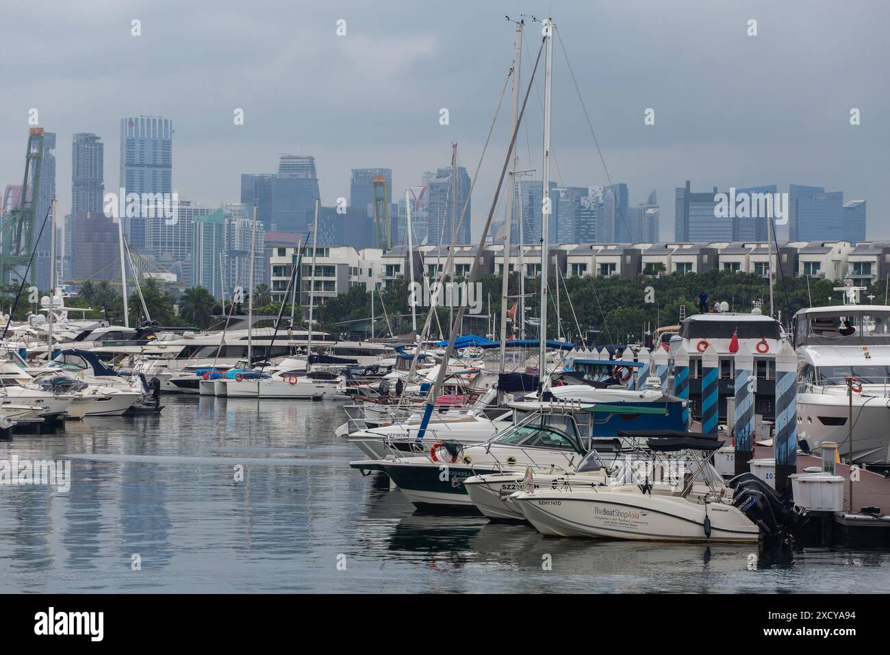 Les yachts de luxe et les condominiums haut de gamme appartiennent aux riches personnes vivant à Sentosa Cove, Singapour. Banque D'Images