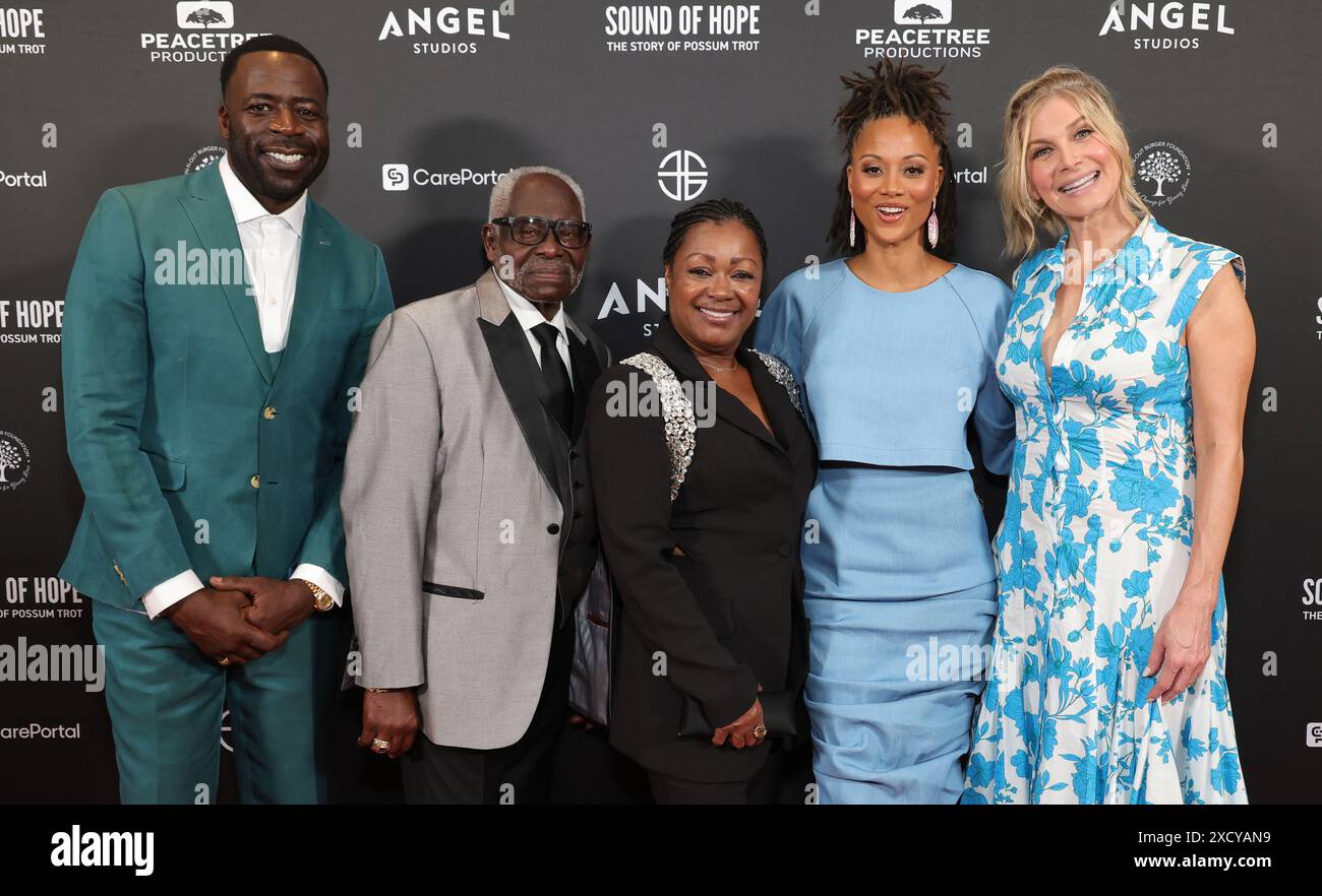 Los Angeles, CA. 18 juin 2024. Demetrius grosse, Bishop Wilbert Martin, Donna Martin, Nika King, Elizabeth Mitchelll à la première de Sound of Hope : The Story of Possum Trot' le 18 juin 2024 au Linwood Dunn Theater à Los Angeles, Californie. Crédit : Faye Sadou/Media Punch/Alamy Live News Banque D'Images