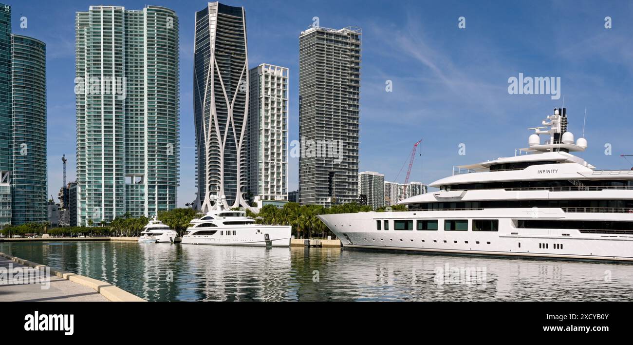 Miami, Floride, États-Unis - 3 décembre 2023 : le super yacht Infinity amarré sur le front de mer de Miami avec deux super yachts plus petits Banque D'Images