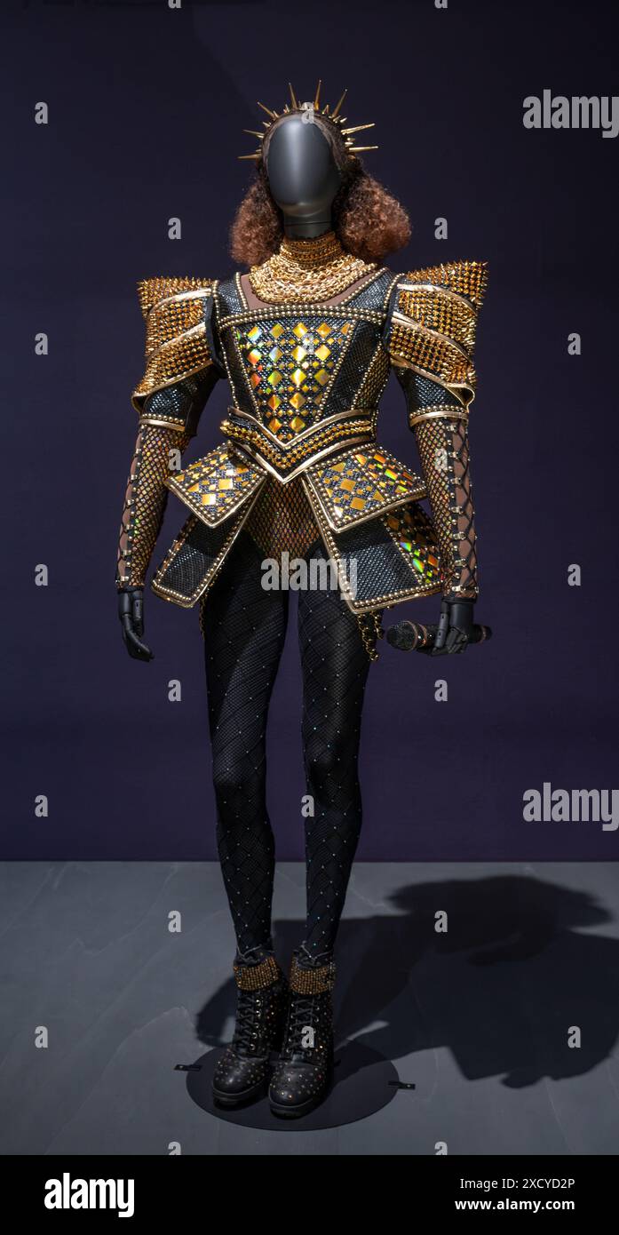 National Portrait Gallery, Londres, Royaume-Uni. 19 juin 2024. L'exposition six Lives, The Stories of Henry VIII's Queens (20 juin-8 septembre) retrace la représentation de Katherine d'Aragon, Anne Boleyn, Jane Seymour, Anne de Clèves, Katherine Howard et Katherine Parr à travers l'histoire et la culture populaire dans les siècles depuis qu'ils ont vécu, à partir de peintures historiques, dessins et éphémères, à la photographie contemporaine, au costume et au cinéma. Image : Katherine d'Aragon costume de SIX the musical (2020) conçu par Gabriella Slade, réalisé par John Kristiansen New York Inc. Victoria and Albert Museum. Crédit : M. Banque D'Images