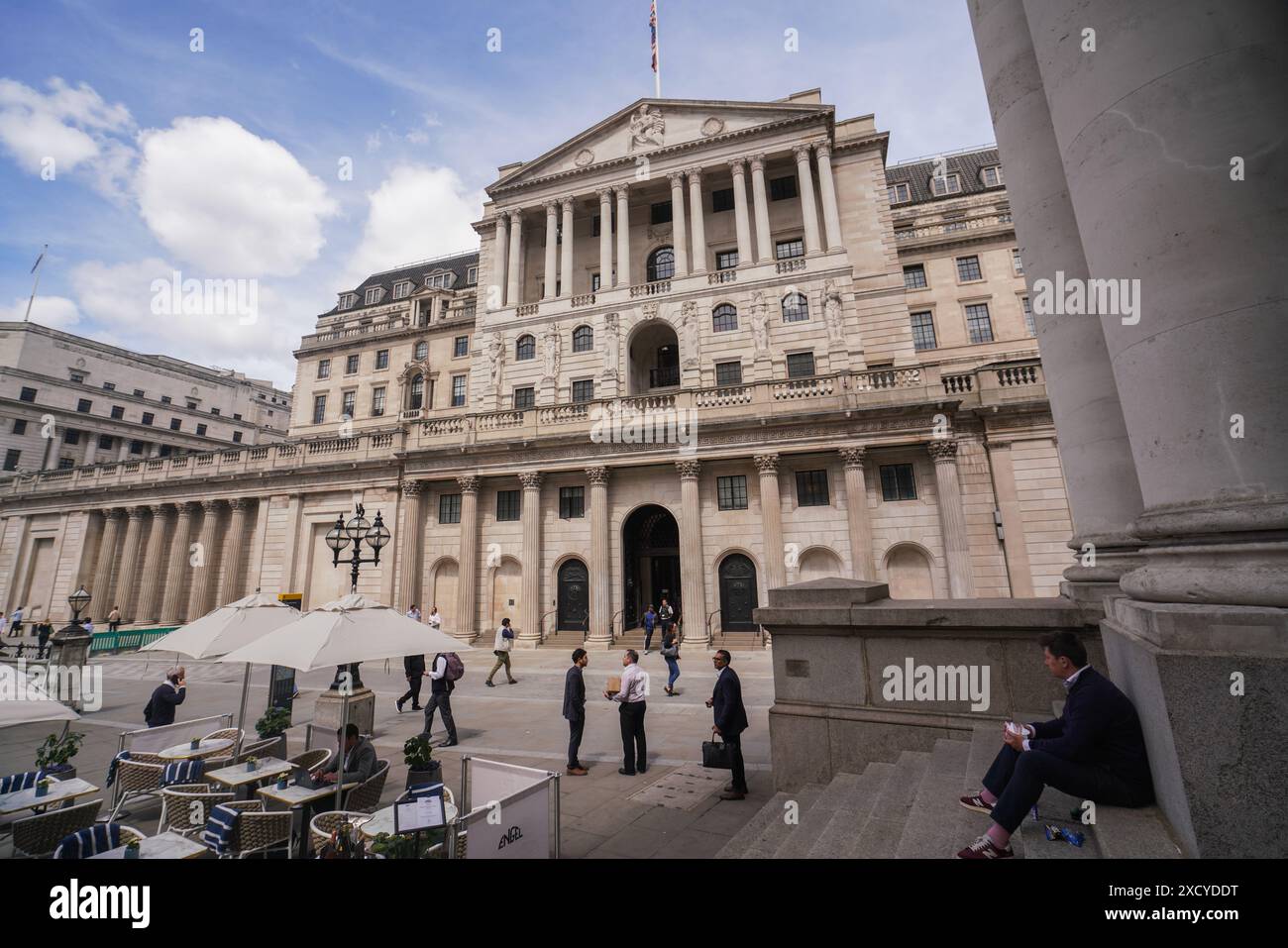 Londres, Royaume-Uni. 19 juin 2024. Une vue générale de la Banque d'Angleterre . Le taux d'inflation a atteint l'objectif de 2 % fixé par la Banque d'Angleterre pour la première fois en près de trois ans, les chiffres officiels de l'Office for National Statistics montrant que les prix ont augmenté de 2 % au cours de l'année allant jusqu'en mai 2024, contre 2,3 % en avril 2024. La Banque d'Angleterre prendra une décision le 20 juin sur le taux d'intérêt britannique qui devrait rester à 5,25 %. Credit : Amer Ghazzal/Alamy Live News Banque D'Images