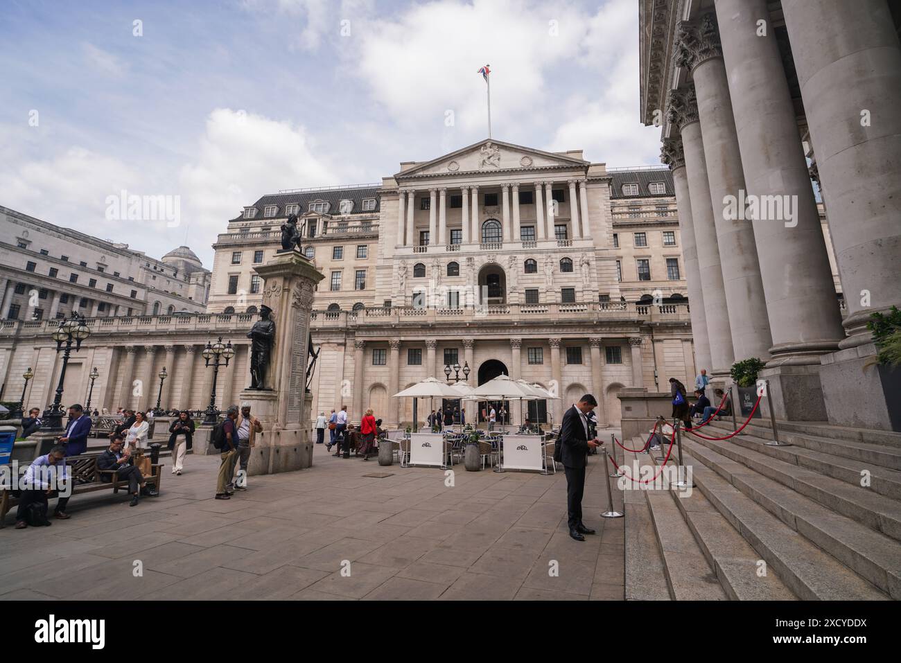 Londres, Royaume-Uni. 19 juin 2024. Une vue générale de la Banque d'Angleterre . Le taux d'inflation a atteint l'objectif de 2 % fixé par la Banque d'Angleterre pour la première fois en près de trois ans, les chiffres officiels de l'Office for National Statistics montrant que les prix ont augmenté de 2 % au cours de l'année allant jusqu'en mai 2024, contre 2,3 % en avril 2024. La Banque d'Angleterre prendra une décision le 20 juin sur le taux d'intérêt britannique qui devrait rester à 5,25 %. Credit : Amer Ghazzal/Alamy Live News Banque D'Images