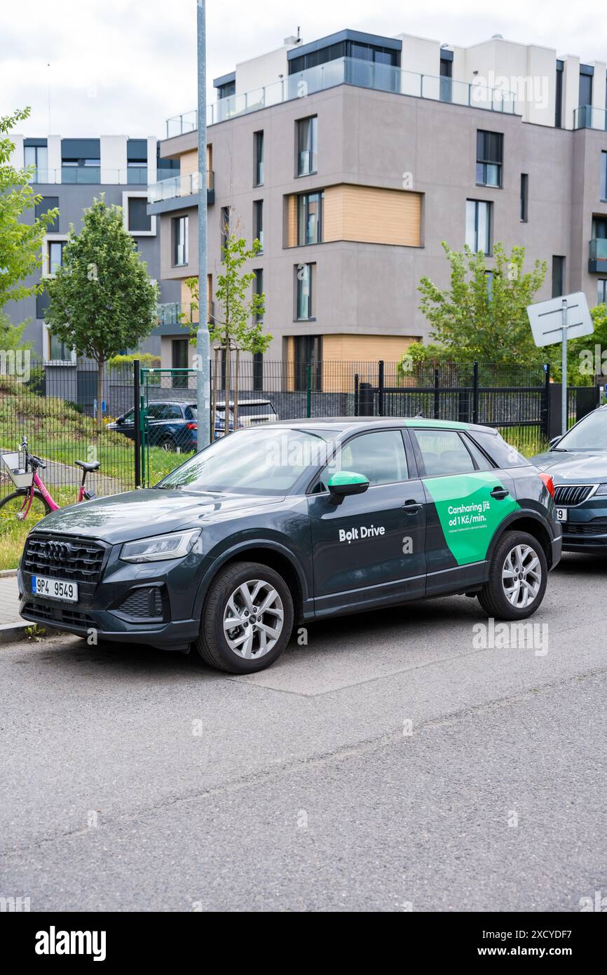 Prague, République tchèque - 11 juin 2024 : un véhicule audi en autopartage Bolt Drive est garé dans une rue de Prague, mettant en valeur la commodité et l'éco-frite Banque D'Images