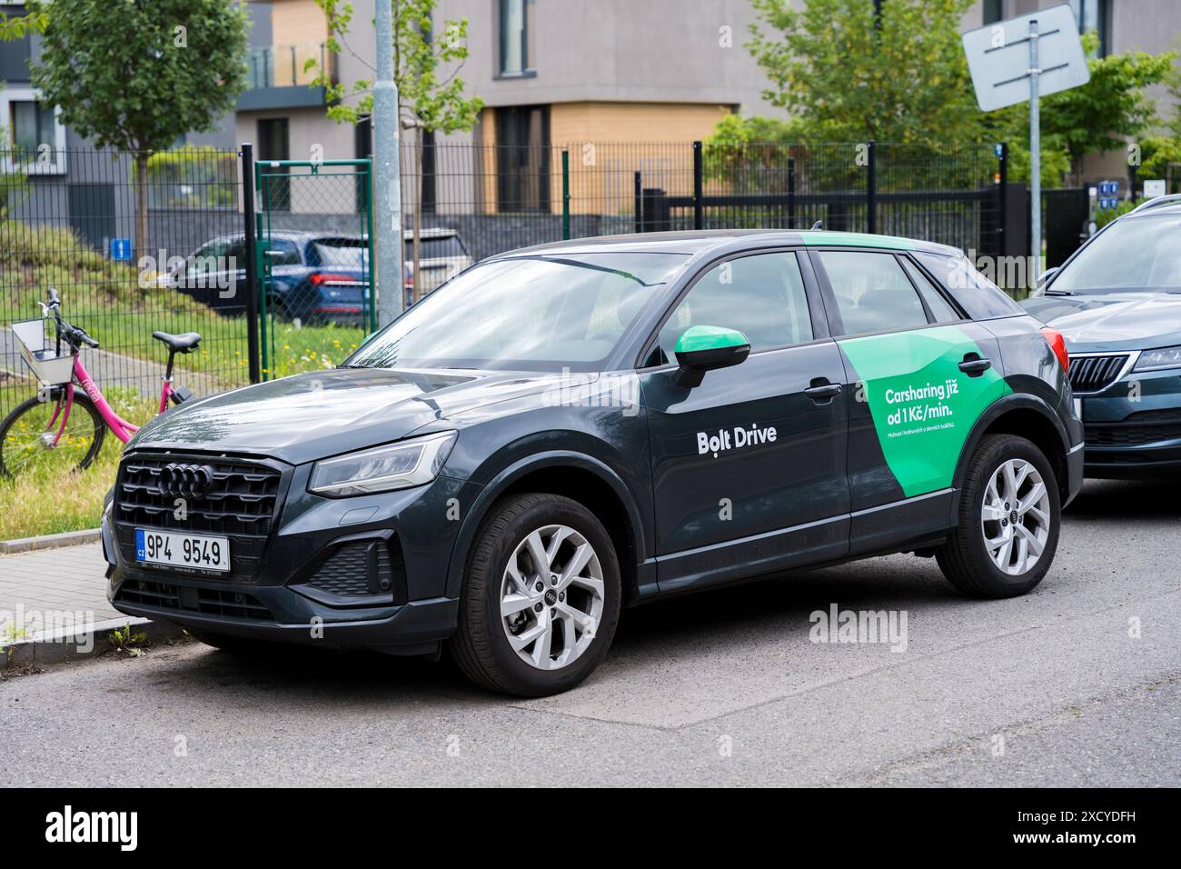 Prague, République tchèque - 11 juin 2024 : un véhicule audi en autopartage Bolt Drive est garé dans une rue de Prague, mettant en valeur la commodité et l'éco-frite Banque D'Images