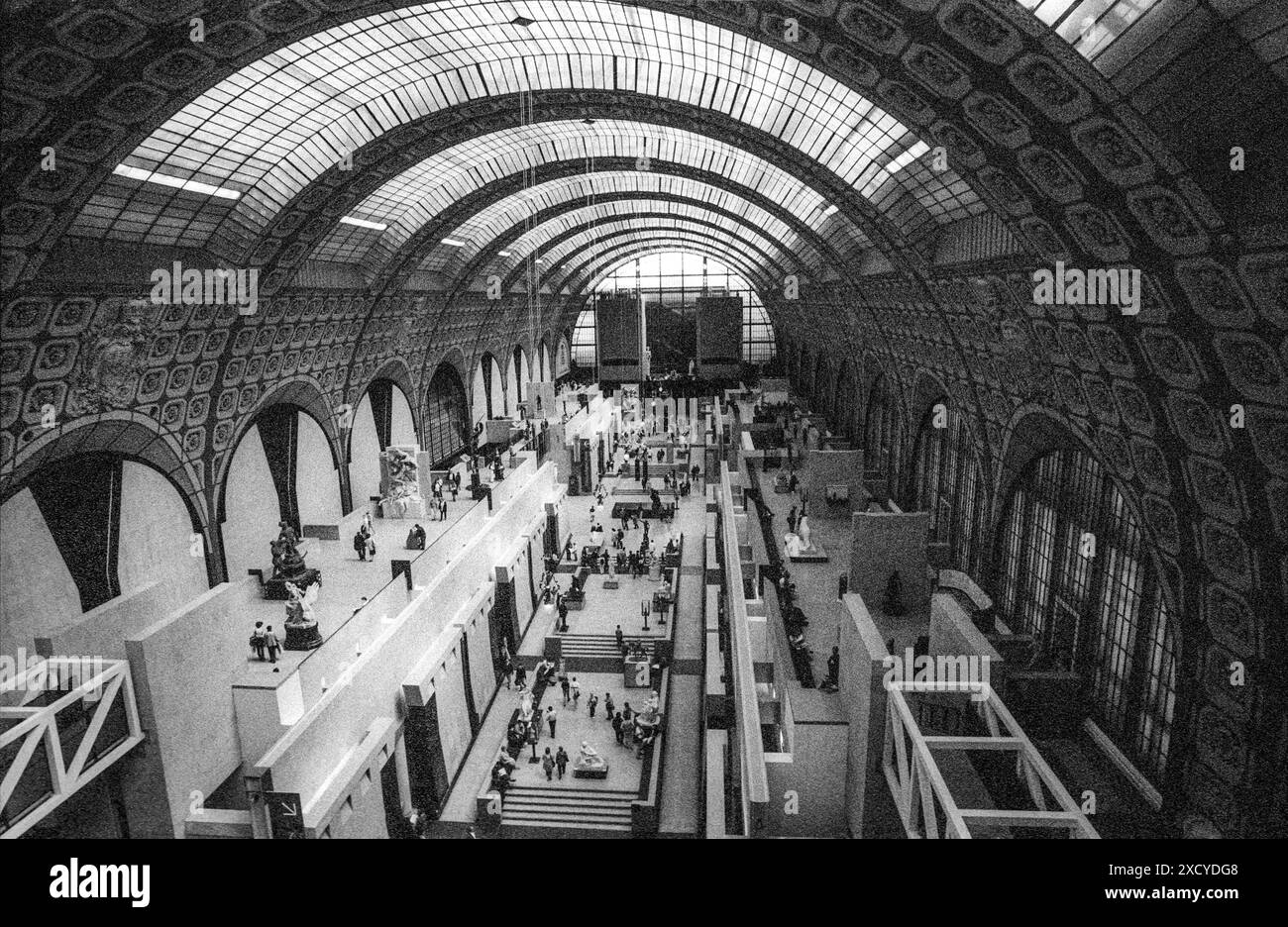 Archives des années 1990 photographie en noir et blanc de l'intérieur du Musée d'Orsay, Paris. Banque D'Images