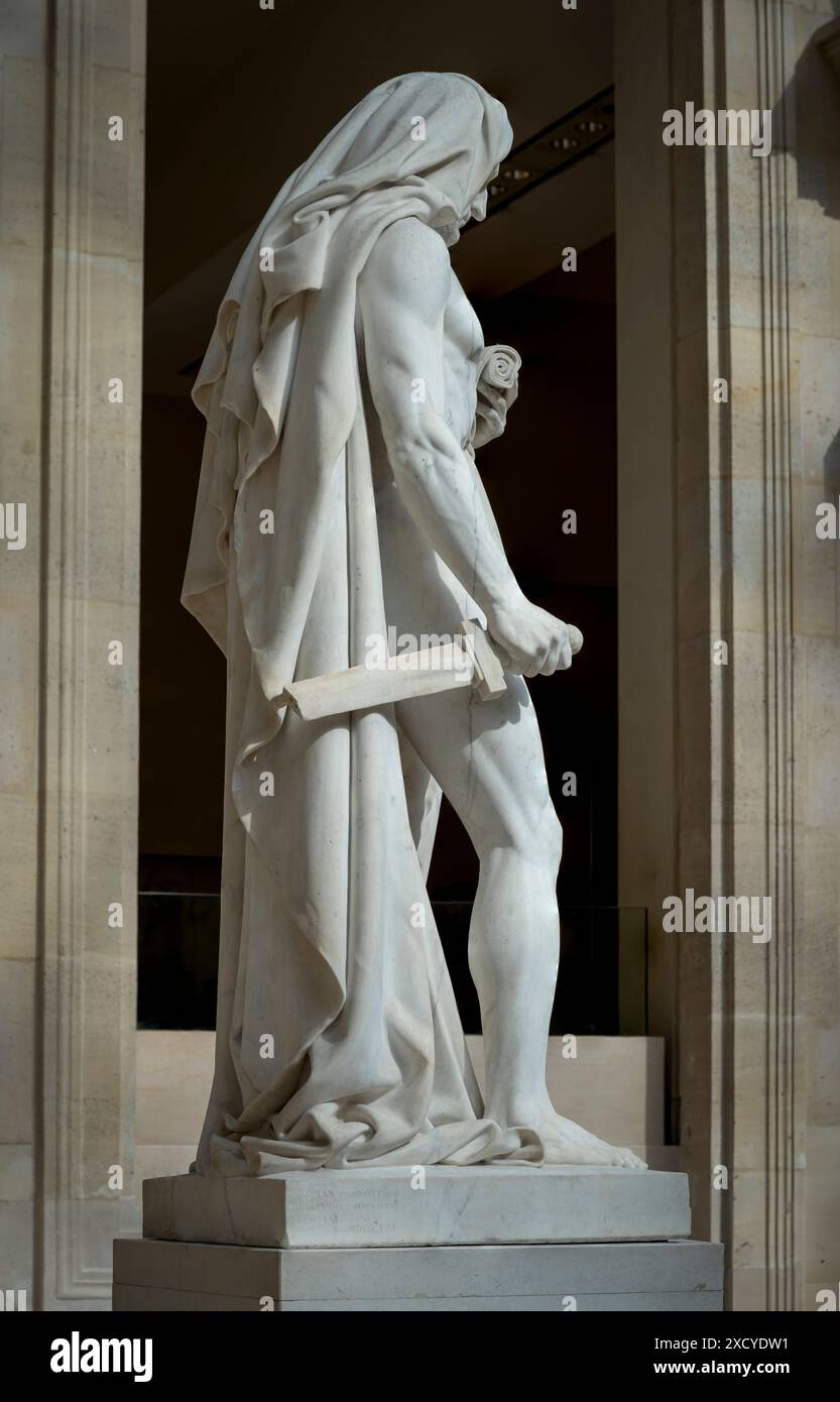 Paris, France - 06 14 2024 : Musée du Louvre. Caton d'Utica lisant le Phaedo avant de se suicider sculpté par Jean-Baptiste Roman Banque D'Images