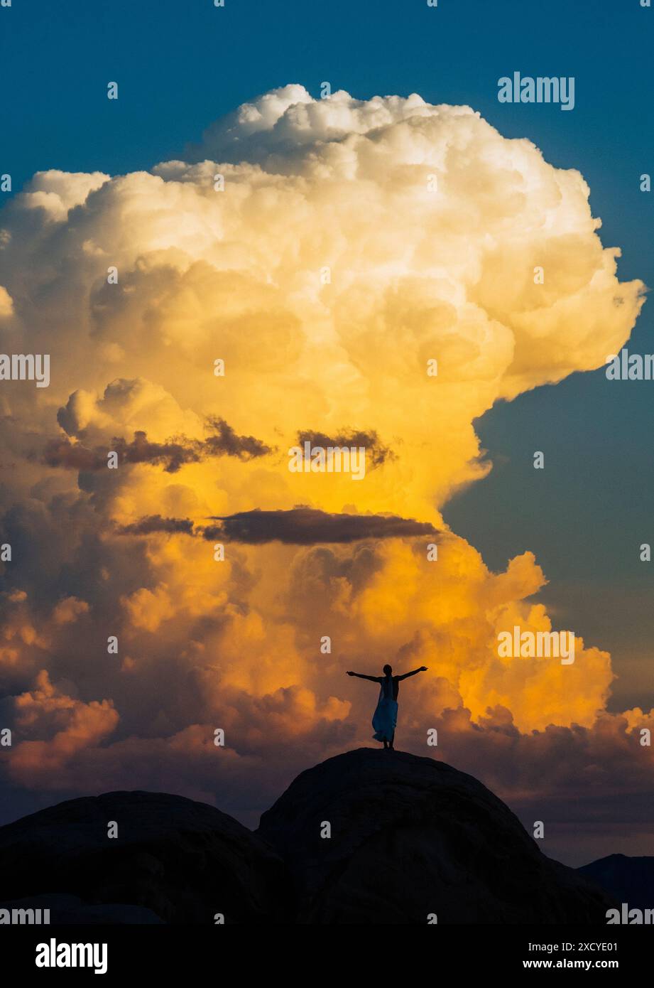 Silhouette d'une personne debout contre des nuages dans le parc d'État de Valley of Fire, Nevada, États-Unis Banque D'Images