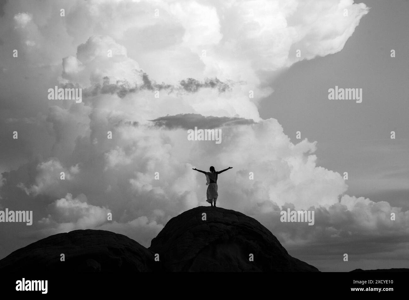 Silhouette d'une personne debout contre des nuages dans le parc d'État de Valley of Fire, Nevada, États-Unis Banque D'Images