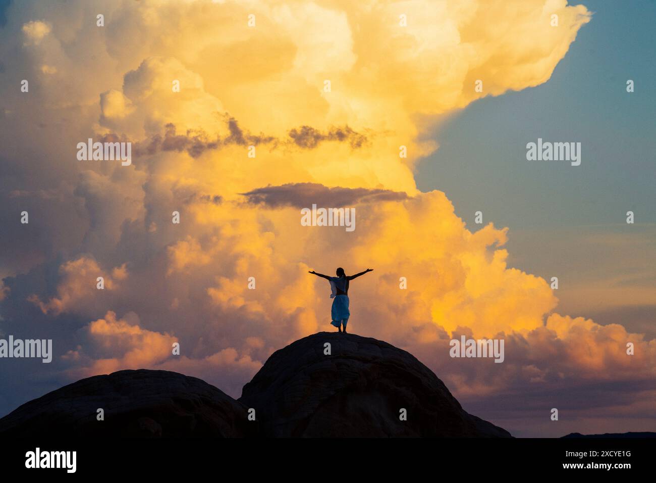 Silhouette d'une personne debout contre des nuages dans le parc d'État de Valley of Fire, Nevada, États-Unis Banque D'Images