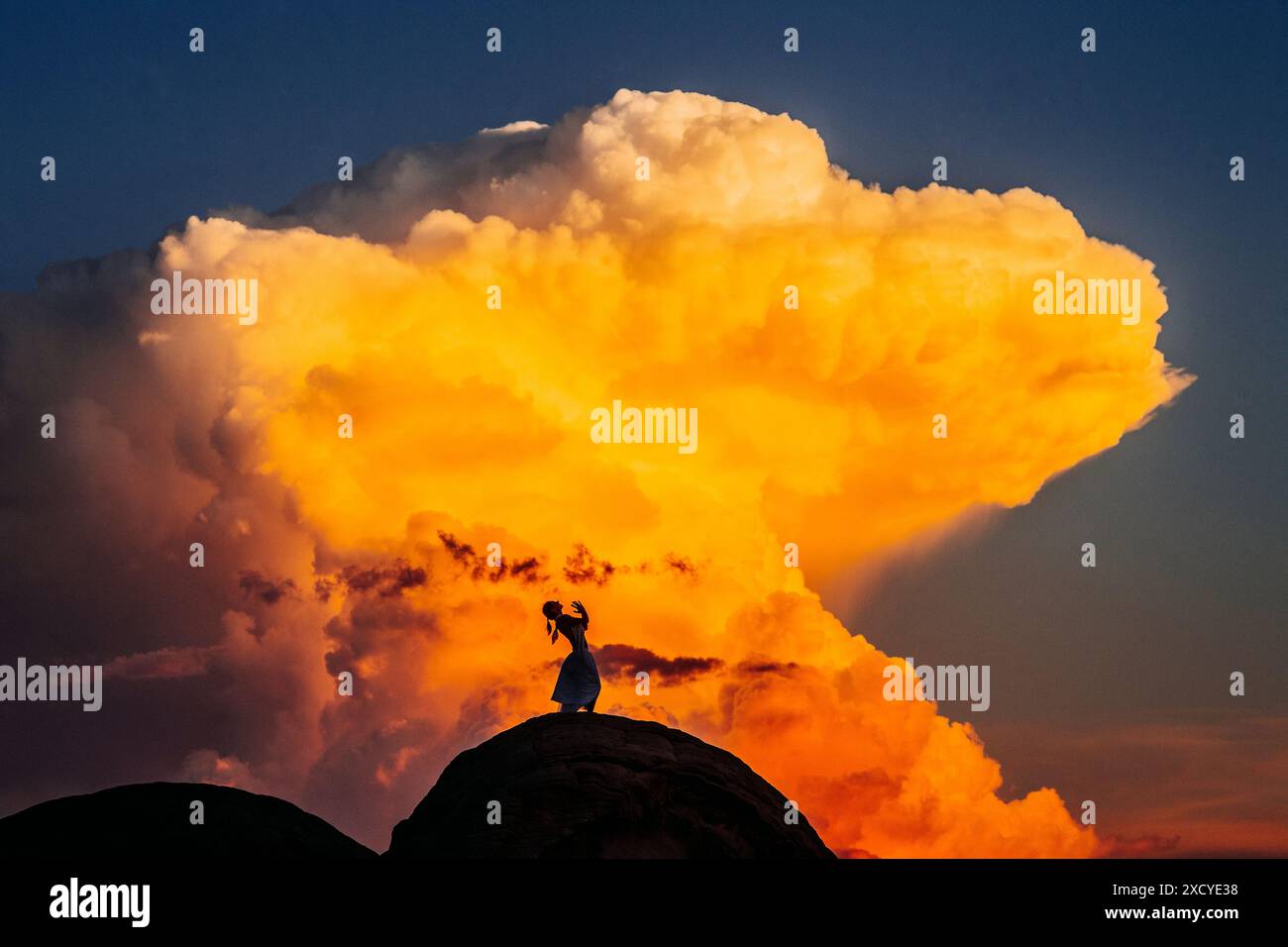 Silhouette d'une personne debout contre des nuages dans le parc d'État de Valley of Fire, Nevada, États-Unis Banque D'Images
