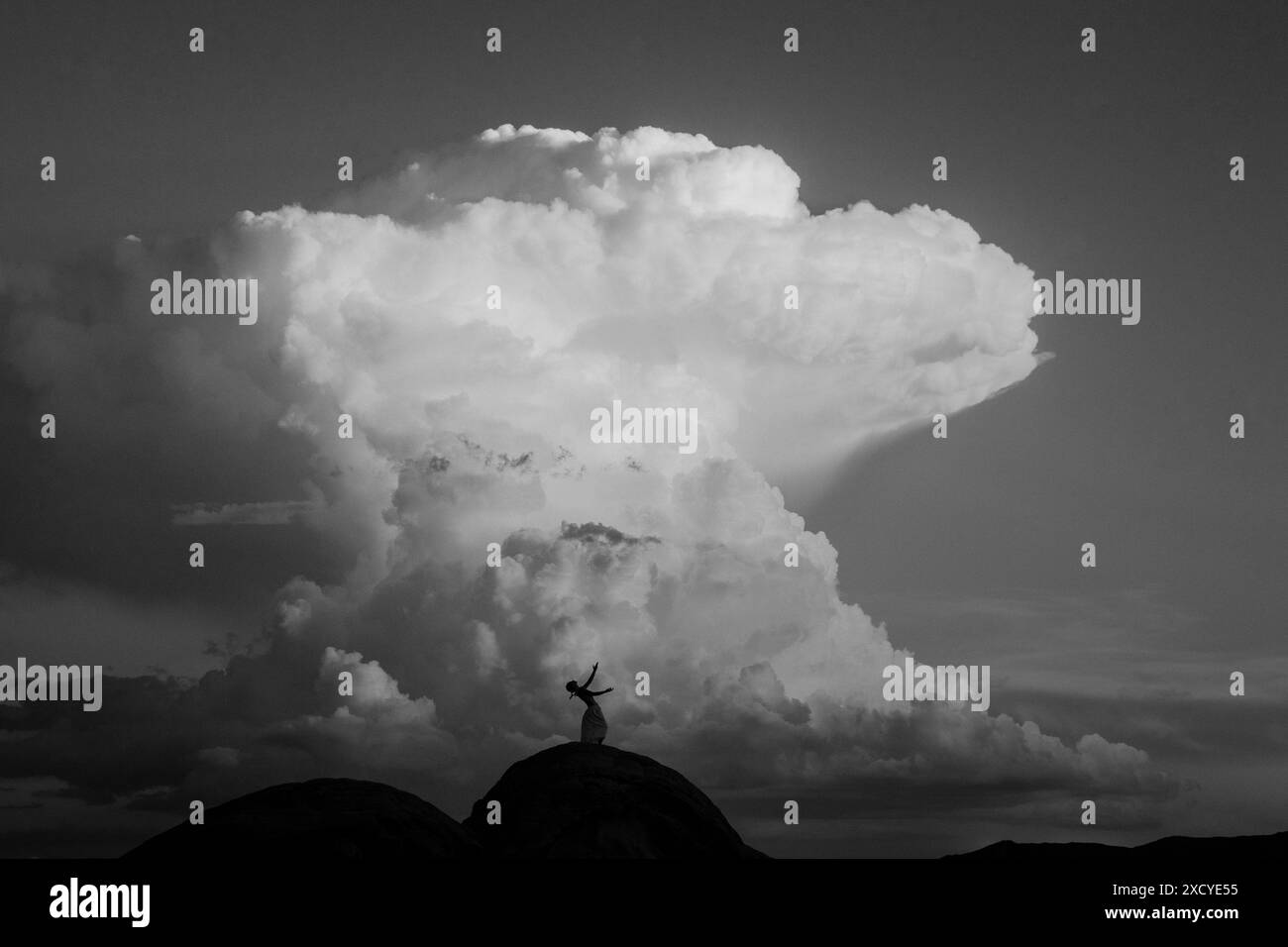 Silhouette d'une personne debout contre des nuages dans le parc d'État de Valley of Fire, Nevada, États-Unis Banque D'Images