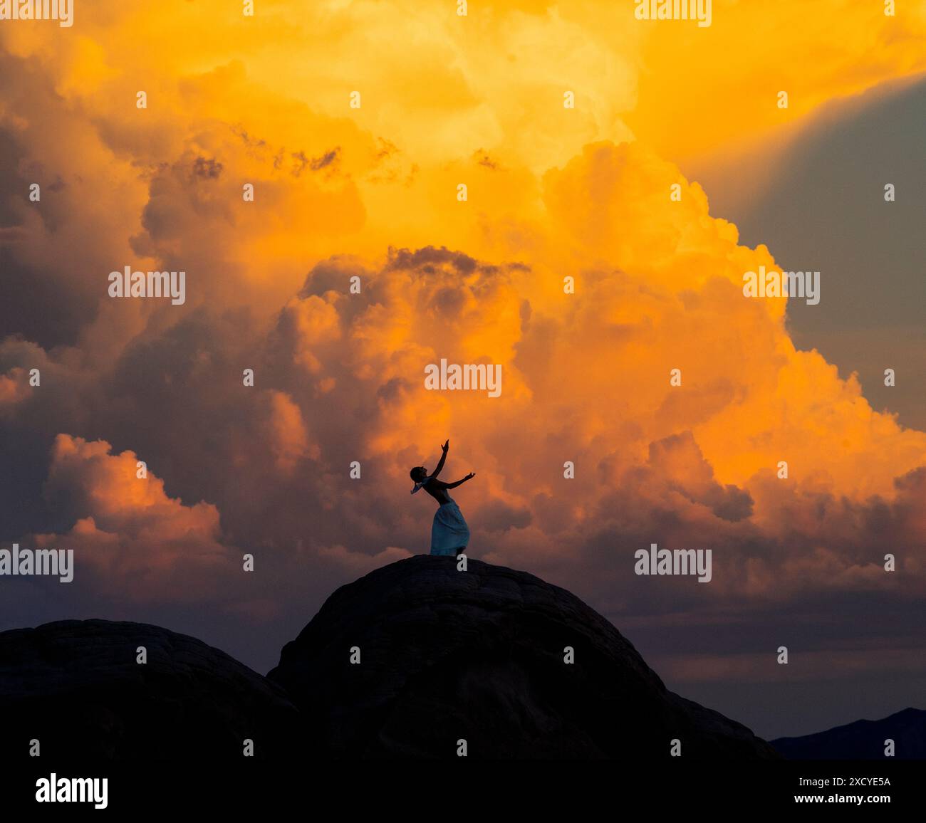 Silhouette d'une personne debout contre des nuages dans le parc d'État de Valley of Fire, Nevada, États-Unis Banque D'Images
