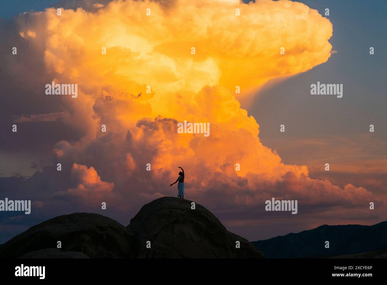 Silhouette d'une personne debout contre des nuages dans le parc d'État de Valley of Fire, Nevada, États-Unis Banque D'Images