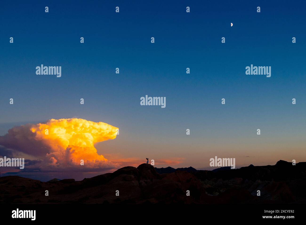 Silhouette d'une personne debout contre des nuages dans le parc d'État de Valley of Fire, Nevada, États-Unis Banque D'Images