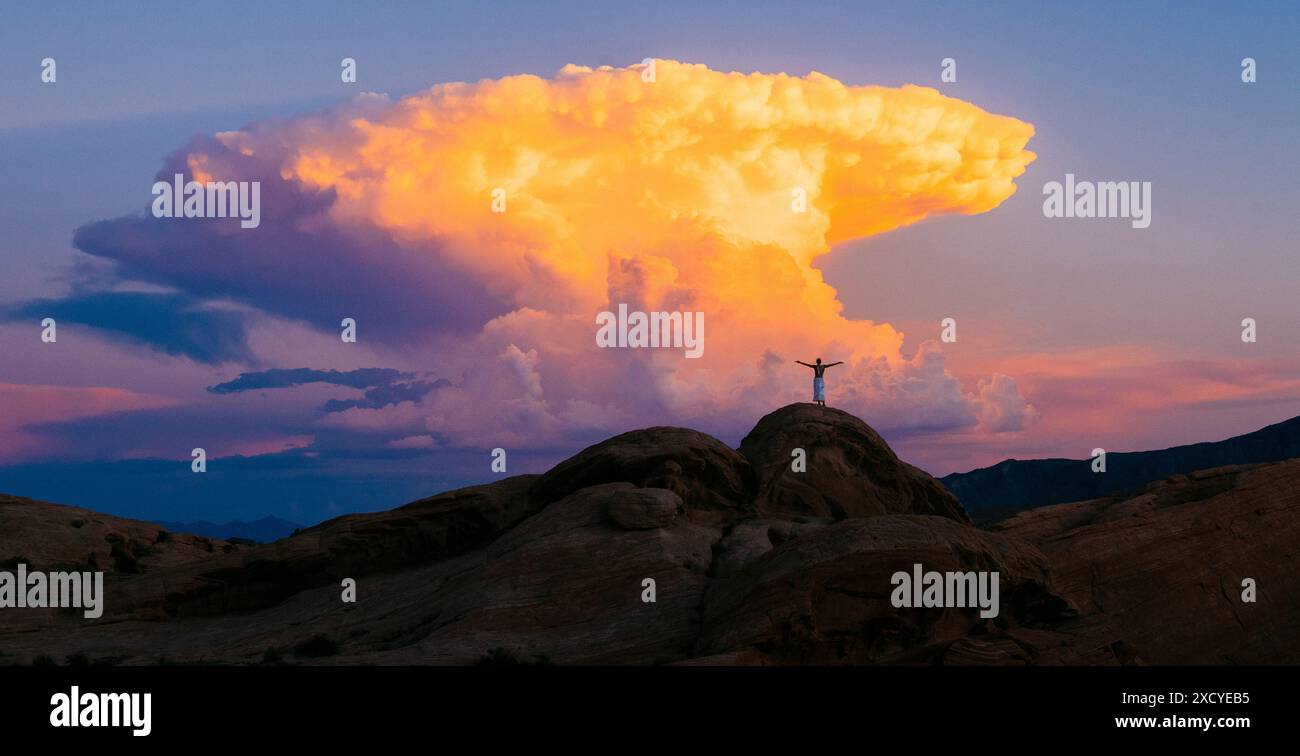 Silhouette d'une personne debout contre des nuages dans le parc d'État de Valley of Fire, Nevada, États-Unis Banque D'Images