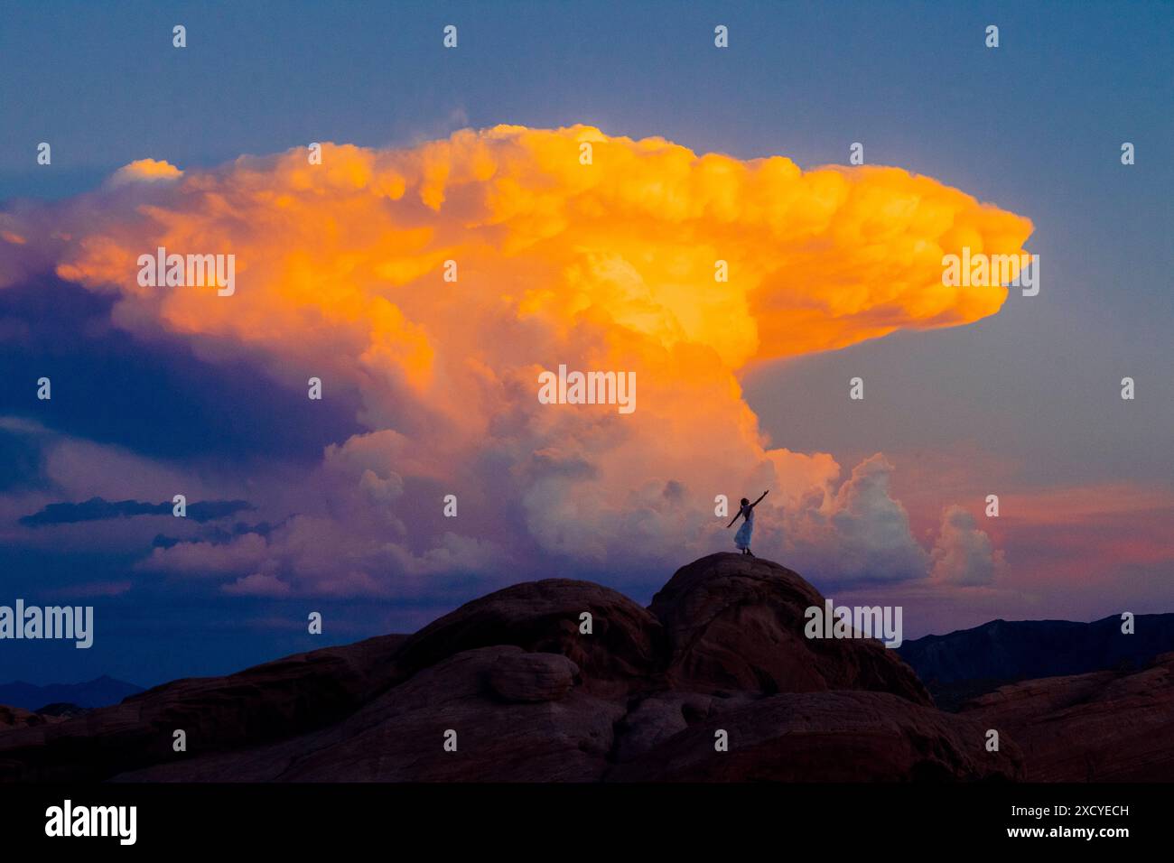 Silhouette d'une personne debout contre des nuages dans le parc d'État de Valley of Fire, Nevada, États-Unis Banque D'Images