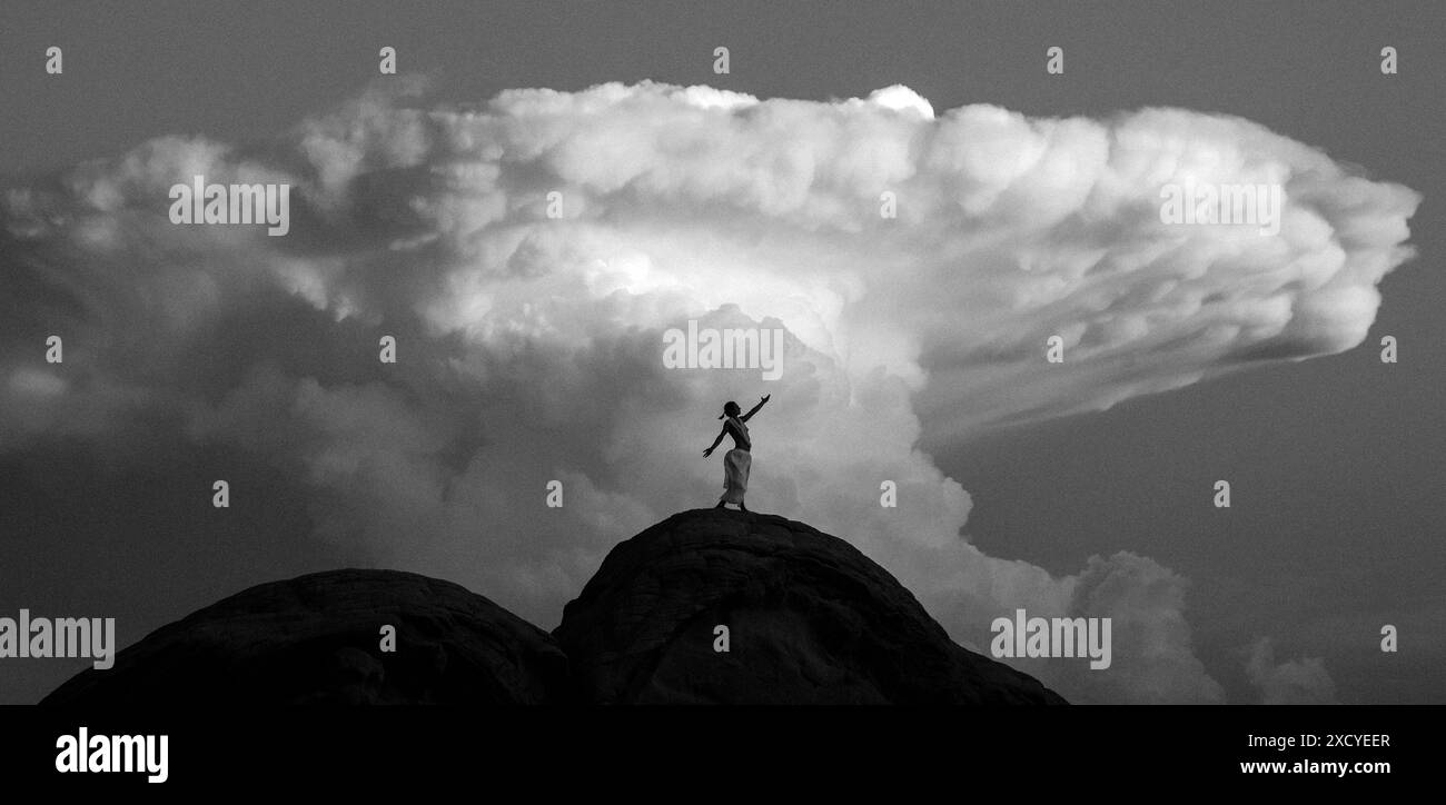 Silhouette d'une personne debout contre des nuages dans le parc d'État de Valley of Fire, Nevada, États-Unis Banque D'Images
